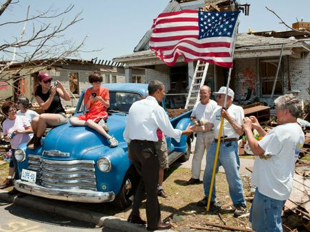 અમેરિકાના રાષ્ટ્રપતિ બરાક ઓબામા શા માટે લોકપ્રિય છે તેનો ખ્યાલ આપતી તસવીરો
