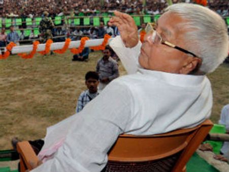 કાર્યક્રમ દરમિયાન મંચ તૂટતાં ભોયભેંગા થયા લાલૂ પ્રસાદ