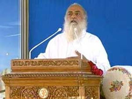 બાપુની દાદાગીરી: આશારામે આશિર્વાદ લેનાર ભક્તને મારી લાત