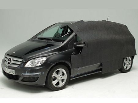 મર્સિડિઝની આ કાર અચાનક થઇ જાય છે અદૃશ્ય