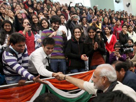 વિરોધની વચ્ચે મોદી પહોંચ્યા કોલેજ વિરોધની વચ્ચે મોદી પહોંચ્યા કોલેજ