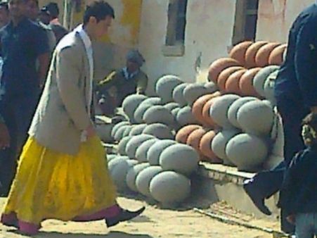 First Look : આમિર ખાને કેમ પહેર્યો કોર્ટ અને ઘાઘરો ?