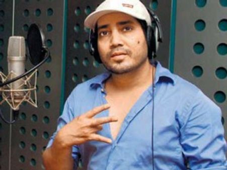 ગાયક મીકા સિંહની ધરપકડ, 12 હજાર ડૉલર જપ્ત