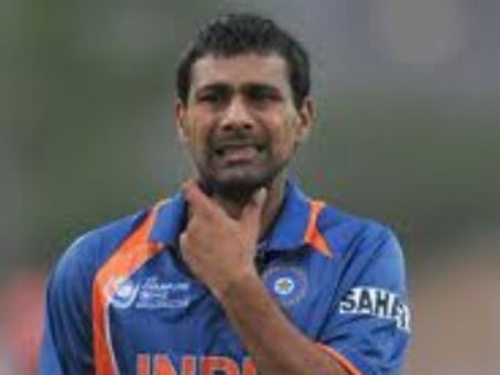 'પાગલ' પ્રવીણ કુમાર બેટ્સમેનને મારવા દોડ્યો