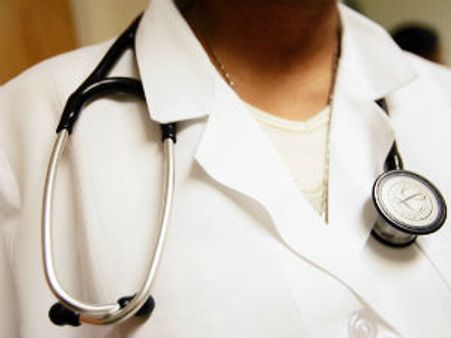 ડોક્ટર પાસે કપાવ્યા વાળ