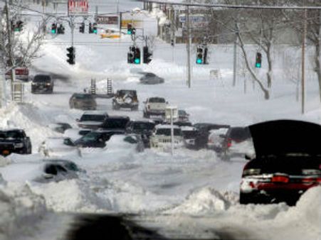 અમેરિકા: બર્ફિલા તોફાનમાં 10 લોકોના મોત, વિજળી વિના અંધરપટ છવાયો