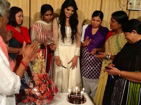 શર્લિન બન્યાં શાલીન, રેડ લાઇટ એરિયામાં ઉજવ્યો જન્મ દિવસ