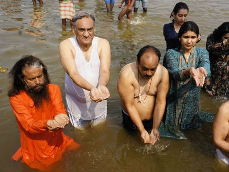 કુંભમેળમાં શ્રી શ્રી રવિશંકર અને વિજય બહુગુણાની ગંગા બચાવો પહેલ