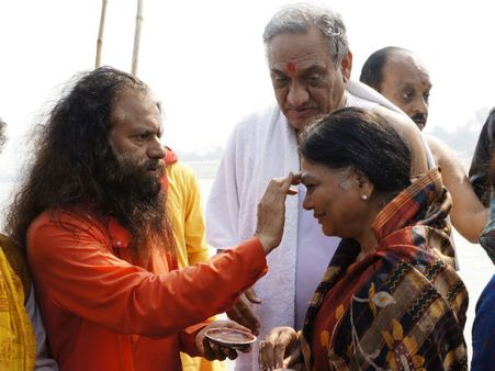 કુંભમેળમાં શ્રી શ્રી રવિશંકર અને વિજય બહુગુણાની ગંગા બચાવો પહેલ