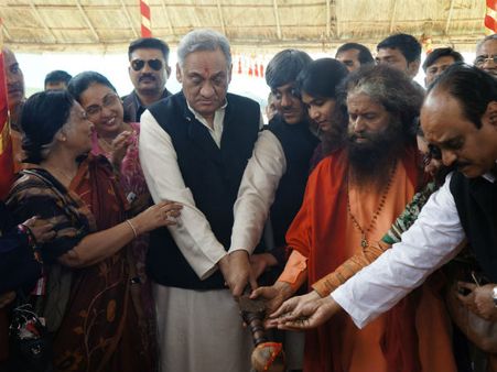 કુંભમેળમાં શ્રી શ્રી રવિશંકર અને વિજય બહુગુણાની ગંગા બચાવો પહેલ