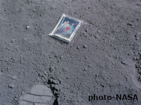 અંતરિક્ષ યાત્રીએ 40 વર્ષ પહેલાં ચંદ્ર પર છોડી પરિવારની તસવીર