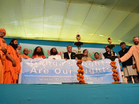 કુંભમેળમાં શ્રી શ્રી રવિશંકર અને વિજય બહુગુણાની ગંગા બચાવો પહેલ