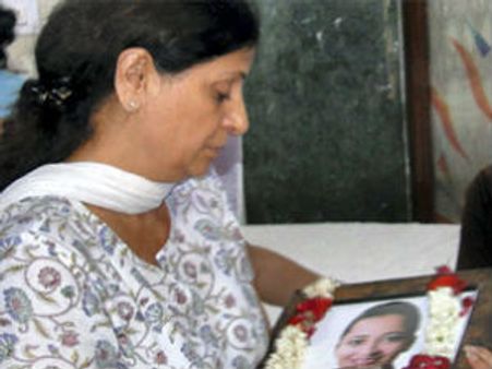 એર હોસ્ટેસ ગીતિકા શર્માની માતાએ પણ કરી આત્મહત્યા