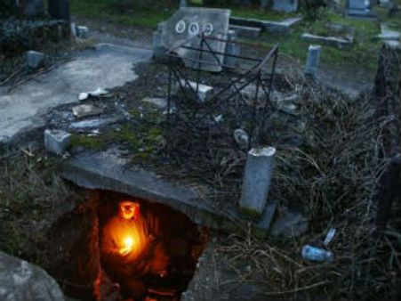 સ્કેર હોમઃ 15 વર્ષથી કબરમાં રહેતી જીવીત વ્યક્તિ