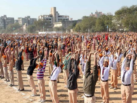 દેશમાં કરોડો બાળકોએ એકસાથે સૂર્યનમસ્કાર કરી સર્જ્યો વિક્રમ