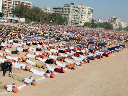 દેશમાં કરોડો બાળકોએ એકસાથે સૂર્યનમસ્કાર કરી સર્જ્યો વિક્રમ