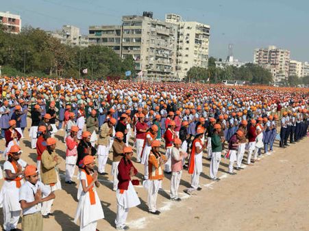 દેશમાં કરોડો બાળકોએ એકસાથે સૂર્યનમસ્કાર કરી સર્જ્યો વિક્રમ