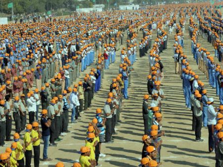 દેશમાં કરોડો બાળકોએ એકસાથે સૂર્યનમસ્કાર કરી સર્જ્યો વિક્રમ