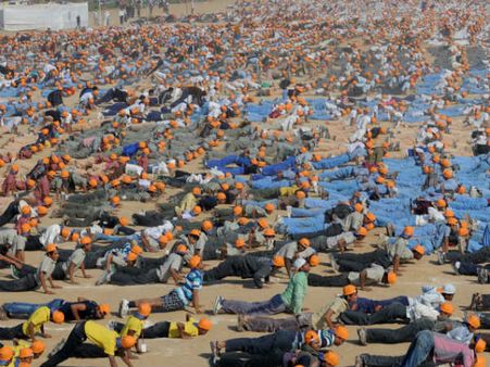 દેશમાં કરોડો બાળકોએ એકસાથે સૂર્યનમસ્કાર કરી સર્જ્યો વિક્રમ