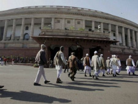 બજેટ સત્ર શરૂ થતાં તેલગાણાં સમર્થક સાંસદોનો હંગામો