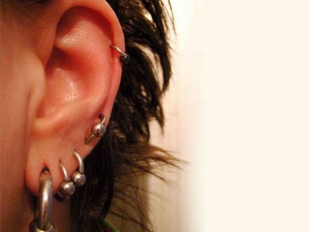 ડાબા કાન પર તલ