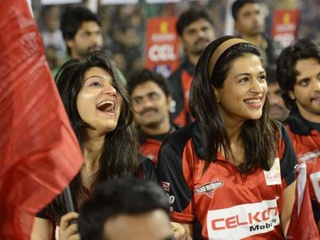 સીસીએલનું પ્રમોશન કરતી સુંદર યુવતીઓ