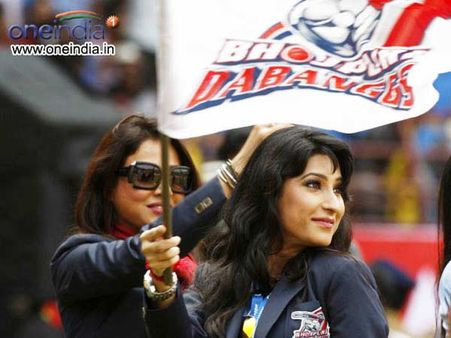 સીસીએલનું પ્રમોશન કરતી સુંદર યુવતીઓ