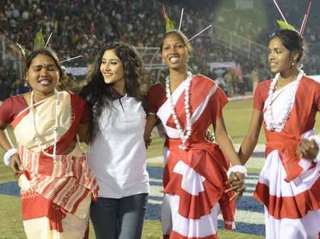 સીસીએલનું પ્રમોશન કરતી સુંદર યુવતીઓ