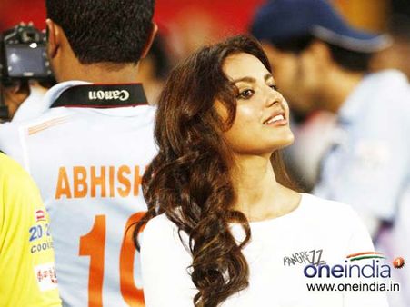 સીસીએલનું પ્રમોશન કરતી સુંદર યુવતીઓ