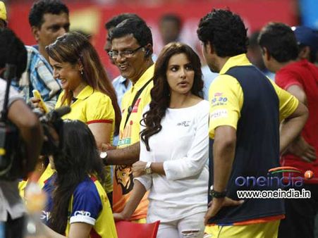 સીસીએલનું પ્રમોશન કરતી સુંદર યુવતીઓ