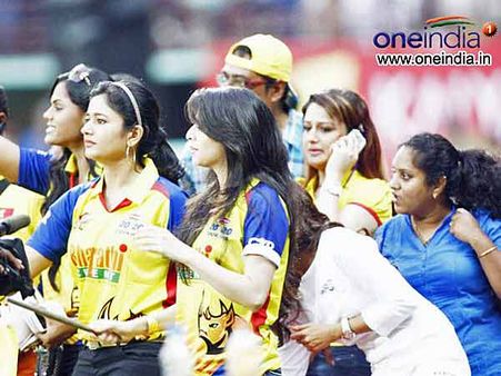 સીસીએલનું પ્રમોશન કરતી સુંદર યુવતીઓ