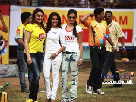 સીસીએલનું પ્રમોશન કરતી સુંદર યુવતીઓ