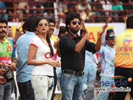 સીસીએલનું પ્રમોશન કરતી સુંદર યુવતીઓ