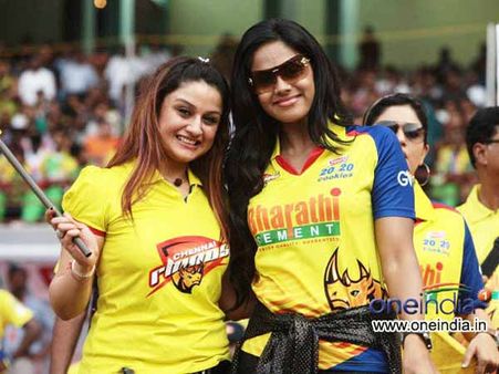 સીસીએલનું પ્રમોશન કરતી સુંદર યુવતીઓ