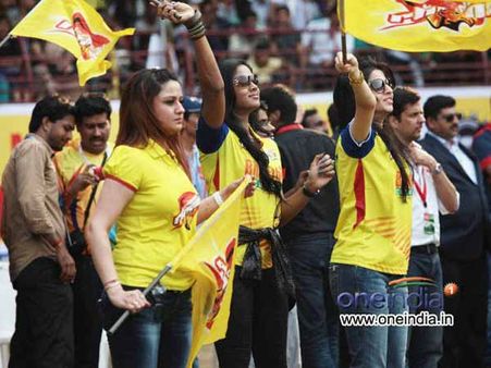 સીસીએલનું પ્રમોશન કરતી સુંદર યુવતીઓ