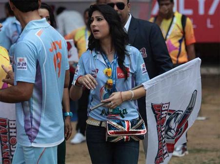 સીસીએલનું પ્રમોશન કરતી સુંદર યુવતીઓ