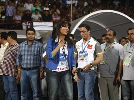 સીસીએલનું પ્રમોશન કરતી સુંદર યુવતીઓ