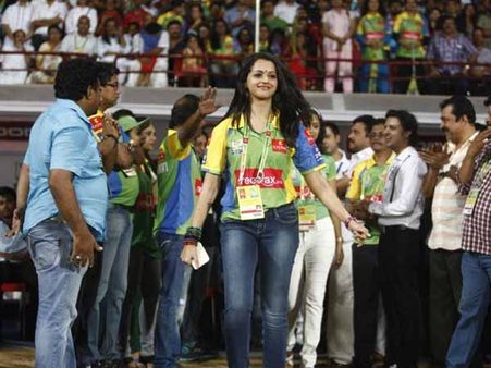 સીસીએલનું પ્રમોશન કરતી સુંદર યુવતીઓ