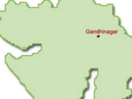 ગાંધીનગરઃ સ્કૂલ બસ પલ્ટી, 20 બાળકોને ઇજા