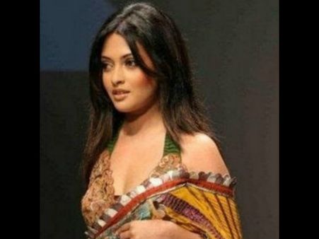 સાડી સરકી કે સરકાવાઈ ?