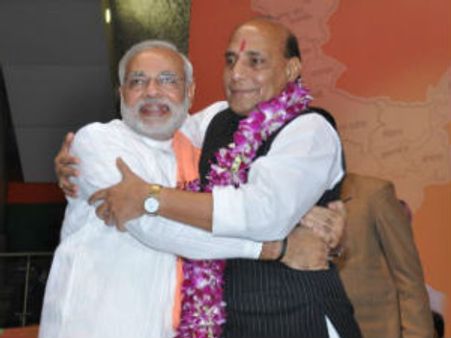 ભાજપની બેઠકઃ મોદીને સ્ટેન્ડઅપ ઓવેશન, કેન્દ્ર સરકાર પર પ્રહાર