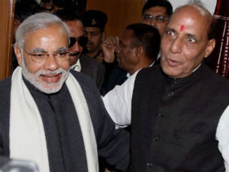 મોદીને માલાર્પણ, રાજનાથે ગુજરાતની જનતાનો માન્યો આભાર