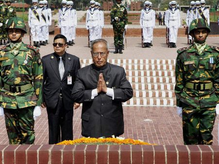 પ્રણવ મુખર્જીએ બાંગ્લાદેશના રાષ્ટ્રીય સ્મારક પર કરી પ્રાર્થના