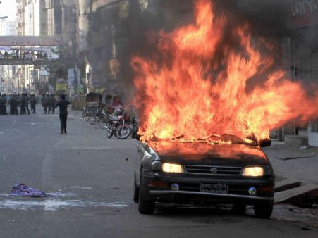 ભારે હિંસાની વચ્ચે બાંગ્લાદેશ પહોંચ્યા પ્રણવ મુખર્જી