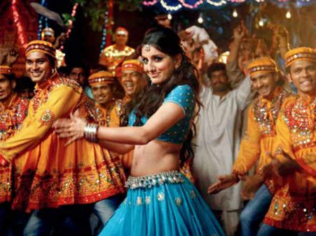 હિમ્મતવાલામાં મોના સહિત પાંચ પ્રાદેશિક અભિનેત્રીઓનું આયટમ સૉંગ