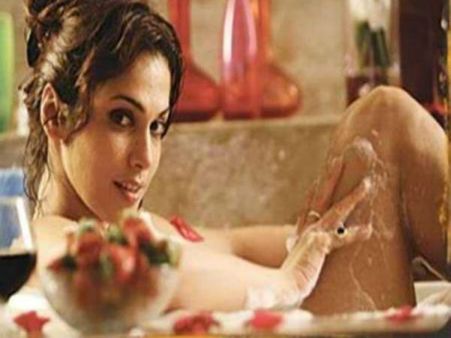 બૉલીવુડ બ્યૂટીસ ઇન બાથટબ બૉલીવુડ બ્યૂટીસ ઇન બાથટબ