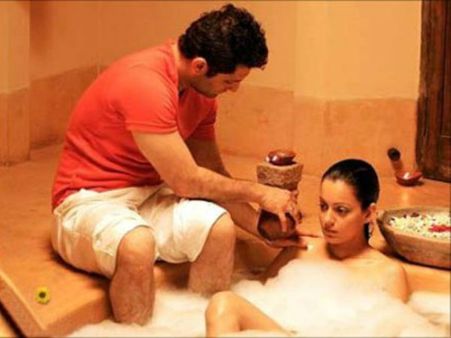 બૉલીવુડ બ્યૂટીસ ઇન બાથટબ બૉલીવુડ બ્યૂટીસ ઇન બાથટબ