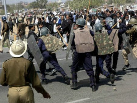 જયપુરમાં વકીલોનું હિંસાત્મક પ્રદર્શન, પથ્થરમારો કર્યો