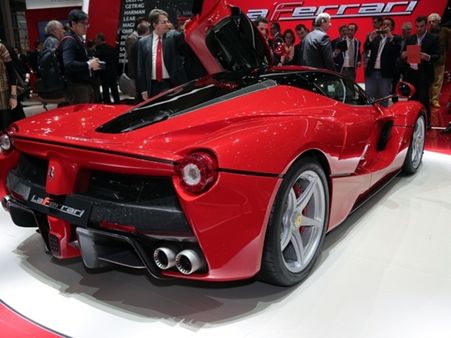 જીનેવા મોટર શોની હોટ કાર્સ અને સેક્સી બેબ્સ