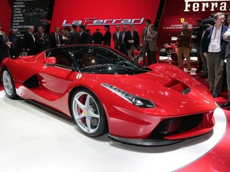 જીનેવા મોટર શોની હોટ કાર્સ અને સેક્સી બેબ્સ